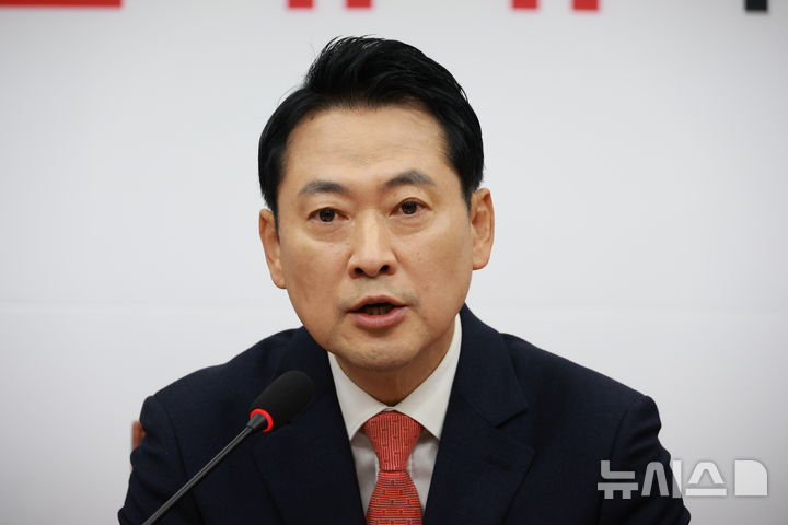 [서울=뉴시스] 고승민 기자 = 장동혁 국민의힘 대표가 지난 20일 서울 여의도 국회에서 열린 최고위원회의에서 발언하고 있다. 2025.11.20. kkssmm99@newsis.com