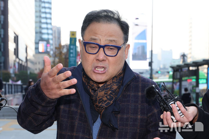 [서울=뉴시스] 권창회 기자 = 서성빈 드론돔 대표가 20일 오전 서울 종로구 KT광화문빌딩 웨스트에 마련된 김건희 여사 관련 의혹을 수사하는 민중기 특별검사 사무실에 출석하며 취재진 질의에 답하고 있다. 2025.11.20. kch0523@newsis.com