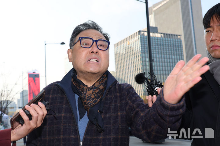 [서울=뉴시스] 권창회 기자 = 특검이 로봇개 사업 도움을 명목으로 김건희 여사에게 고액 시계를 전달한 혐의로 재판에 넘겨진 사업가 서성빈씨에게 징역 1년 6개월을 구형했다. 사진은 서성빈 드론돔 대표가 지난해 서울 종로구 KT광화문빌딩 웨스트에 마련된 김건희 여사 관련 의혹을 수사하는 민중기 특별검사 사무실에 출석하며 취재진 질의에 답하고 있다. 2026.05.13. kch0523@newsis.com