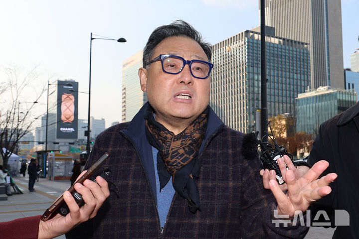 [서울=뉴시스] 권창회 기자 = 특검이 로봇개 사업 도움을 명목으로 김건희 여사에게 고액 시계를 전달한 혐의로 재판에 넘겨진 사업가 서성빈씨에게 징역 1년 6개월을 구형했다. 서성빈 드론돔 대표가 지난해 오전 서울 종로구 KT광화문빌딩 웨스트에 마련된 김건희 여사 관련 의혹을 수사하는 민중기 특별검사 사무실에 출석하며 취재진 질의에 답하고 있다. 2026.05.13. kch0523@newsis.com