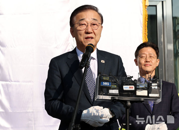 [서울=뉴시스] 이영환 기자 = 김윤덕 국토부 장관이 20일 오전 서울 용산구 HJ중공업 본사에서 열린 국토부-LH 합동 주택공급 TF 및 LH 주택공급특별추진본부 현판식에 참석해 인사말을 하고 있다. 2025.11.20. 20hwan@newsis.com