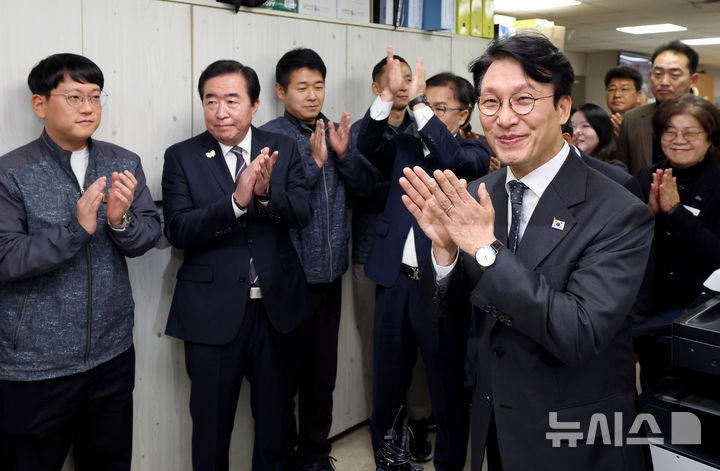 [경주=뉴시스] 이무열 기자 = 김민석 국무총리가 20일 경북 경주시 경주시청을 방문해 APEC 준비로 고생한 도로과 직원들을 격려하고 있다. 2025.11.20. lmy@newsis.com