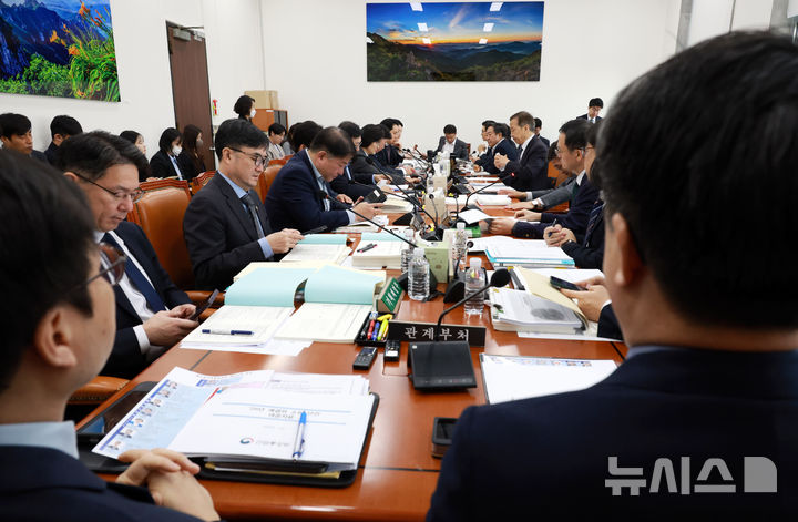 [서울=뉴시스] 고승민 기자 = 한병도 국회 예결위원장이 20일 서울 여의도 국회에서 열린 예산결산특별위원회 예산안등조정소위원회를 주재하고 있다. 2025.11.20. kkssmm99@newsis.com