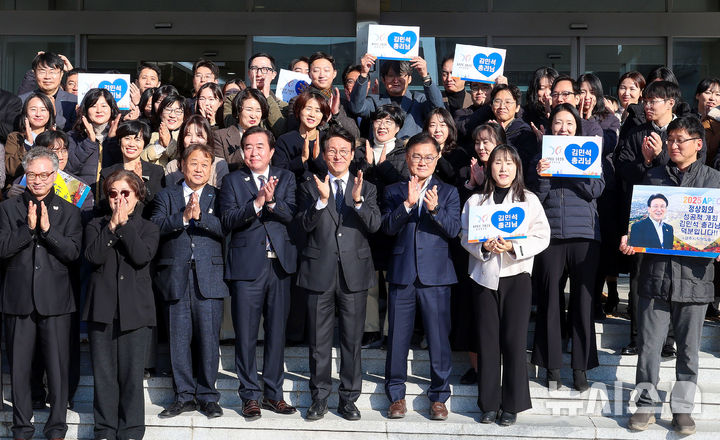 [경주=뉴시스] 이무열 기자 = 김민석(가운데) 국무총리가 20일 경북 경주시 경주시청을 방문해 직원들과 기념촬영을 하고 있다. 2025.11.20. lmy@newsis.com