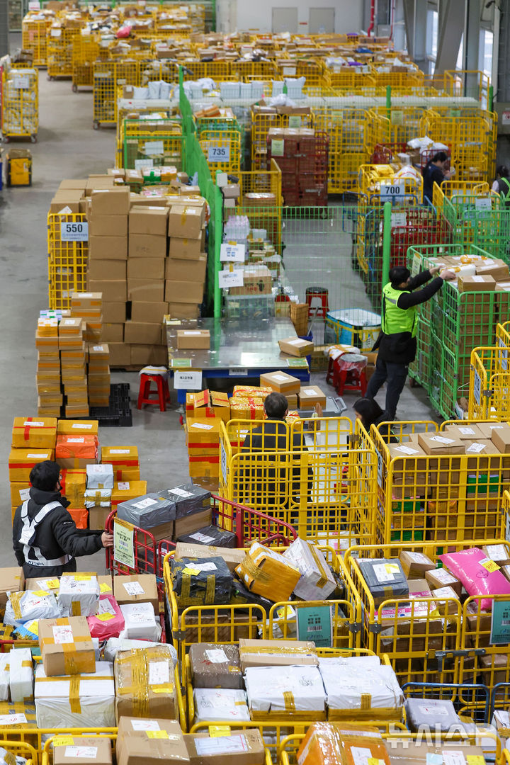 [인천공항=뉴시스] 김선웅 기자 = 20일 인천 중구 인천공항본부세관 특송물류센터에서 블랙프라이데이 등 해외직구 성수기를 맞아 관계자들이 분주하게 물량을 처리하고 있다. 2025.11.20. mangusta@newsis.com