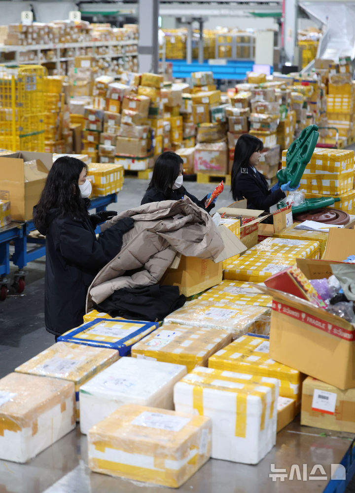 [인천공항=뉴시스] 김선웅 기자 = 20일 인천 중구 인천공항본부세관 특송물류센터에서 블랙프라이데이 등 해외직구 성수기를 맞아 관계자들이 분주하게 물량을 처리하고 있다. 2025.11.20. mangusta@newsis.com