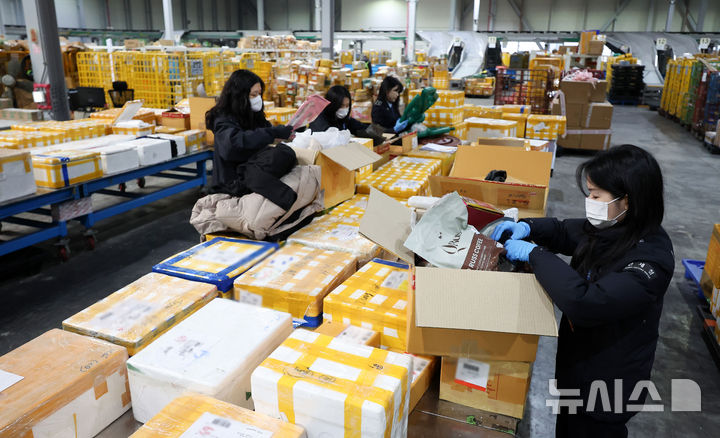 [인천공항=뉴시스] 김선웅 기자 = 20일 인천 중구 인천공항본부세관 특송물류센터에서 블랙프라이데이 등 해외직구 성수기를 맞아 관계자들이 분주하게 물량을 처리하고 있다. 2025.11.20. mangusta@newsis.com