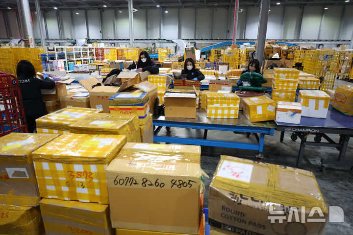 [인천공항=뉴시스] 김선웅 기자 = 20일 인천 중구 인천공항본부세관 특송물류센터에서 블랙프라이데이 등 해외직구 성수기를 맞아 관계자들이 분주하게 물량을 처리하고 있다. 2025.11.20. mangusta@newsis.com