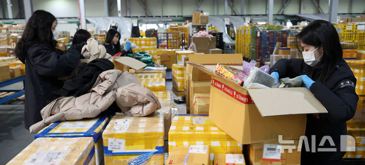 [인천공항=뉴시스] 김선웅 기자 = 20일 인천 중구 인천공항본부세관 특송물류센터에서 블랙프라이데이 등 해외직구 성수기를 맞아 관계자들이 분주하게 물량을 처리하고 있다. 2025.11.20. mangusta@newsis.com