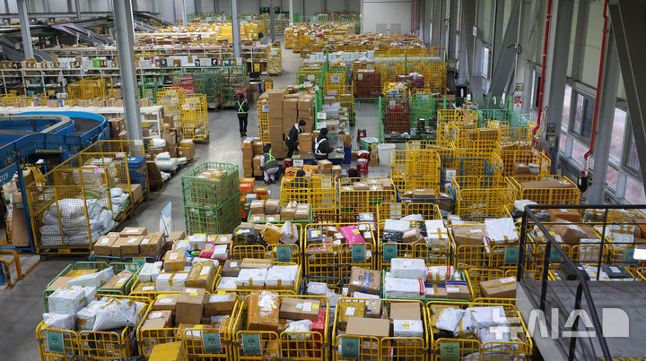 [인천공항=뉴시스] 김선웅 기자 = 20일 인천 중구 인천공항본부세관 특송물류센터에서 블랙프라이데이 등 해외직구 성수기를 맞아 관계자들이 분주하게 물량을 처리하고 있다. 2025.11.20. mangusta@newsis.com