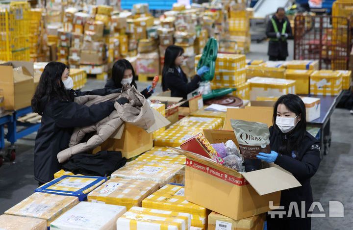 [인천공항=뉴시스] 김선웅 기자 = 20일 인천 중구 인천공항본부세관 특송물류센터에서 블랙프라이데이 등 해외직구 성수기를 맞아 관계자들이 분주하게 물량을 처리하고 있다. 2025.11.20. mangusta@newsis.com