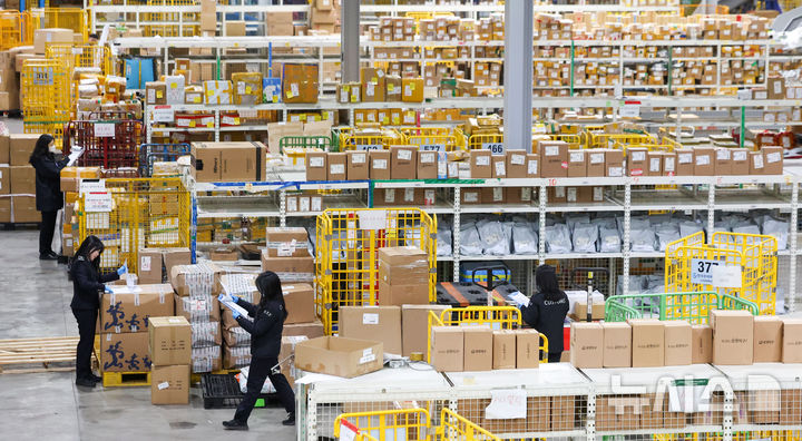 [인천공항=뉴시스] 김선웅 기자 = 20일 인천 중구 인천공항본부세관 특송물류센터에서 블랙프라이데이 등 해외직구 성수기를 맞아 관계자들이 분주하게 물량을 처리하고 있다. 2025.11.20. mangusta@newsis.com