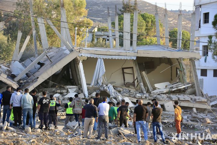 [데이르키파=신화/뉴시스] 지난 19일(현지 시간) 레바논 남부 데이르키파에서 구조대와 주민들이 이스라엘의 공습으로 파괴된 한 건물 잔해 주변에 모여 있다. 2025.11.24.