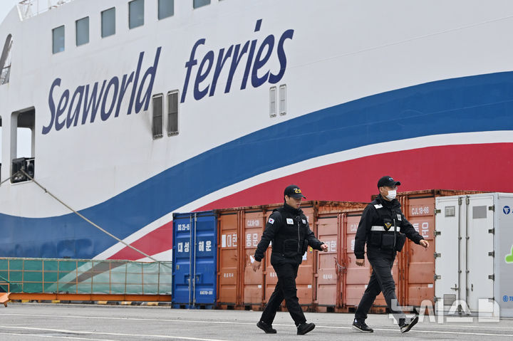 [목포=뉴시스] 이영주 기자 = 서해해경청 과학수사대가 20일 오전 전남 목포시 삼학부두에서 좌초 사고를 낸 퀸제누비아2호 조사를 위해 선체 주변을 확인하고 있다. 2025.11.20. leeyj2578@newsis.com