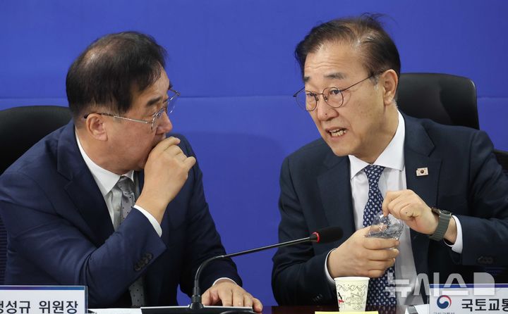 [서울=뉴시스] 조성봉 기자= 맹성규 국회 국토교통위원장과 김윤덕 국토교통부 장관이 20일 오전 서울 여의도 국회 의원회관에서 열린 국정과제 3대 핵심입법 추진을 위한 국토교통부 당정협의회에서 대화를 하고 있다.다.2025.11.20.suncho21@newsis.com