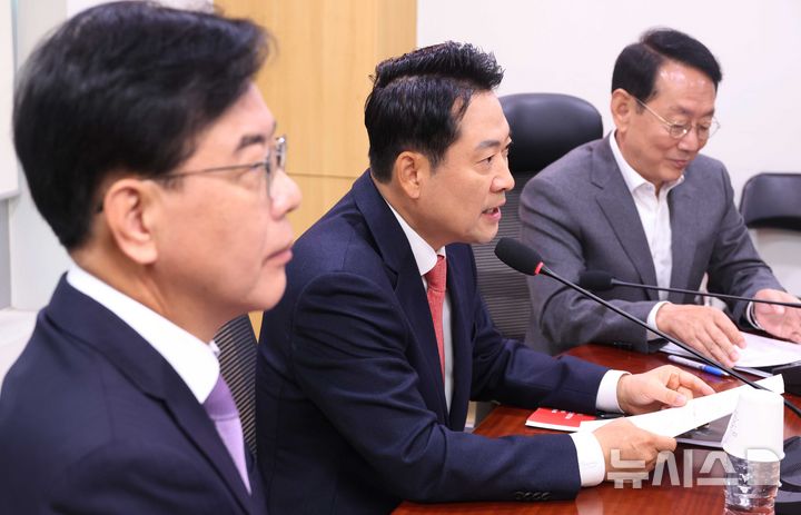 [서울=뉴시스] 조성봉 기자= 장동혁 국민의힘 대표가 20일 오전 서울 여의도 국회 의원회관 간담회의실에서 열린 '이재명 정부 예산 포퓰리즘 이대로 괜찮은가' 토론회에서 발언을 하고 있다.2025.11.20.suncho21@newsis.com