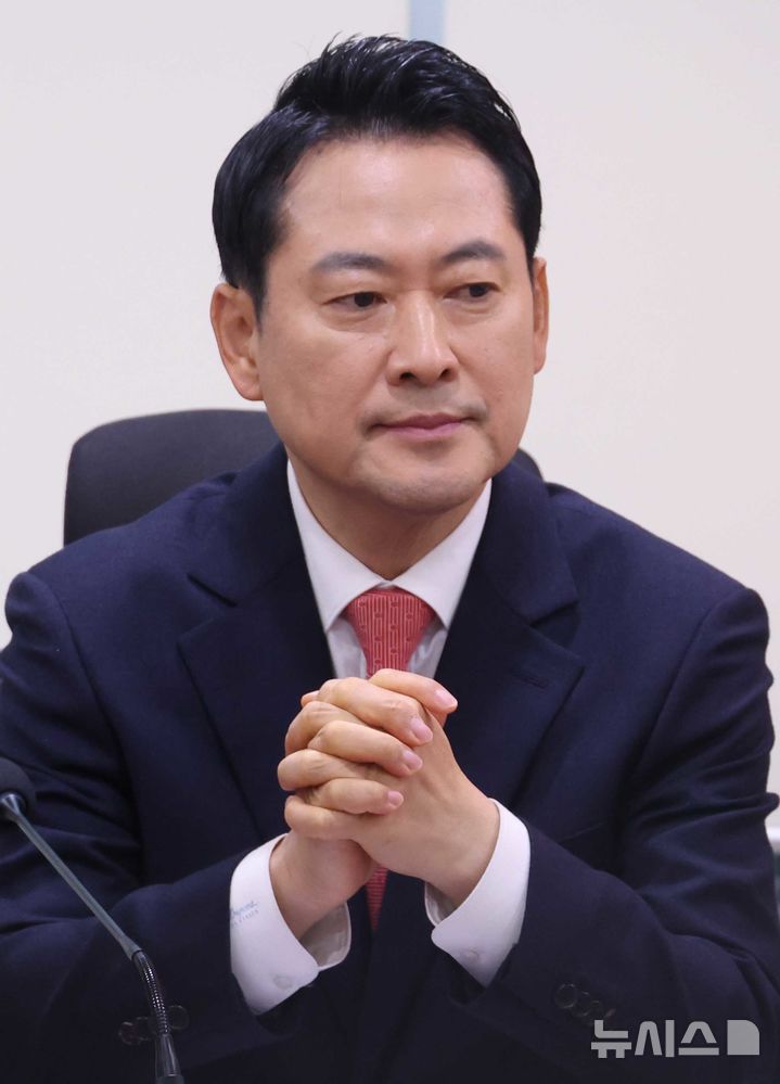 [서울=뉴시스] 조성봉 기자= 장동혁 국민의힘 대표가 20일 오전 서울 여의도 국회 의원회관 간담회의실에서 열린 '이재명 정부 예산 포퓰리즘 이대로 괜찮은가' 토론회에서 잠시 생각에 잠겨 있다.2025.11.20.suncho21@newsis.com