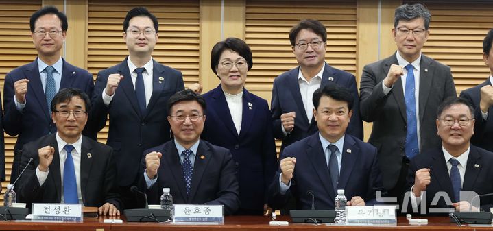 [서울=뉴시스] 조성봉 기자= 윤호중 행정안전부 장관과 복기왕 더불어민주당 의원을 비롯한 참석자들이 20일 오전 서울 여의도 국회 의원회관 세미나실에서 열린 사회연대경제 성장 촉진을 위한 당정대협의회에서 기념촬영을 하고 있다.2025.11.20.suncho21@newsis.com
