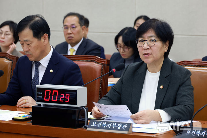 [서울=뉴시스] 고승민 기자 = 정은경 보건복지부 장관이 20일 서울 여의도 국회에서 열린 보건복지위원회 전체회의에서 의원 질의에 답하고 있다. 2025.11.20. kkssmm99@newsis.com