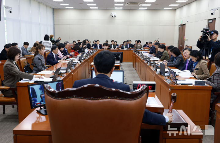 [서울=뉴시스] 고승민 기자 = 박주민 국회 보건복지위원장이 20일 서울 여의도 국회에서 보건복지위원회 전체회의를 개의하고 있다. 2025.11.20. kkssmm99@newsis.com