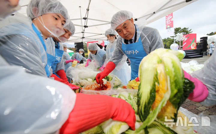 [제주=뉴시스] 우장호 기자 = 20일 오전 제주시 애월읍 렛츠런파크 제주에서 열린 '2025 행복한 나눔 제주 김장축제' 행사에서 제주도개발공사 임직원들이 김장을 담그고 있다. 2025.11.20. woo1223@newsis.com