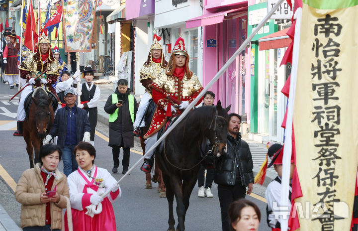 [서울=뉴시스] 조성우 기자 = 제43회 남이장군 사당제 장군 출진 재현 행렬이 20일 서울 용산구 남이장군 사당에서 출발해 숙명여대 인근에서 행진하고 있다. 2025.11.20. xconfind@newsis.com