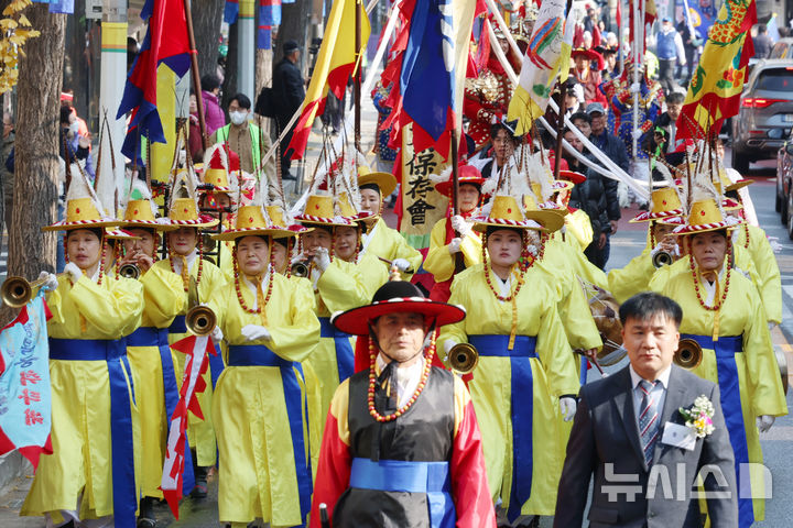 [서울=뉴시스] 조성우 기자 = 제43회 남이장군 사당제 장군 출진 재현 행렬이 20일 서울 용산구 남이장군 사당에서 출발해 용문시장 인근에서 행진하고 있다. 2025.11.20. xconfind@newsis.com