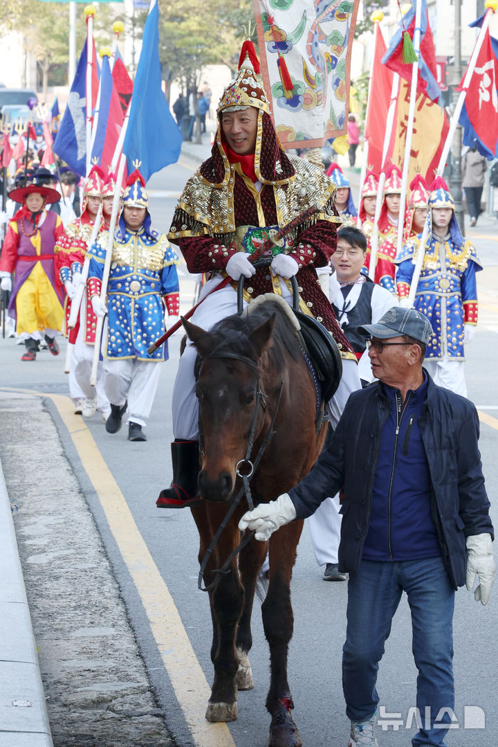 [서울=뉴시스] 조성우 기자 = 제43회 남이장군 사당제 장군 출진 재현 행렬이 20일 서울 용산구 남이장군 사당에서 출발해 숙명여대 인근에서 행진하고 있다. 2025.11.20. xconfind@newsis.com