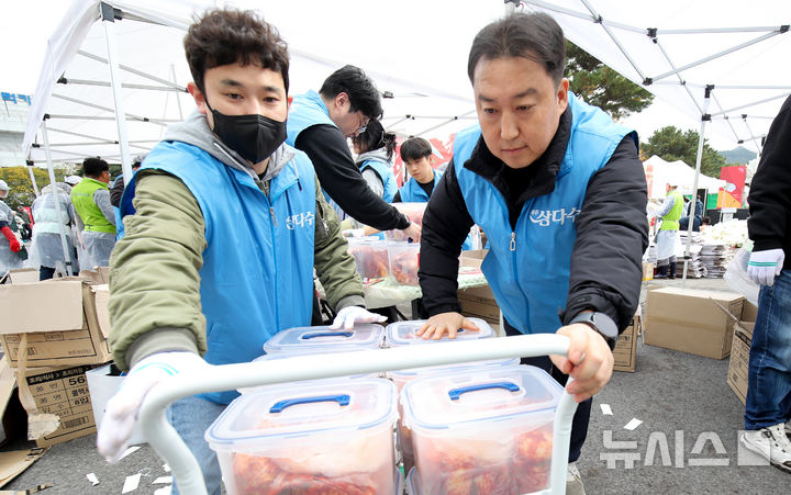 [제주=뉴시스] 우장호 기자 = 제주도개발공사 직원들이 20일 오후 제주시 애월읍 렛츠런파크 제주에서 열린 '2025 행복한 나눔 제주 김장축제' 행사에 참석해 봉사활동을 하고 있다. 2025.11.20. woo1223@newsis.com
