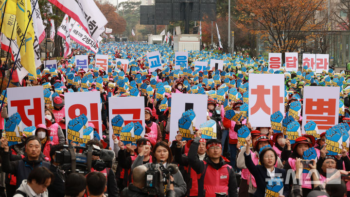 [서울=뉴시스] 고승민 기자 = 학교비정규직연대회의 등 노조원들이 지난해 11월 20일 서울 여의도 국회 앞에서 열린 학교비정규직 노동자 1차 총파업대회에서 구호를 외치고 있다. 2025.11.20. kkssmm99@newsis.com