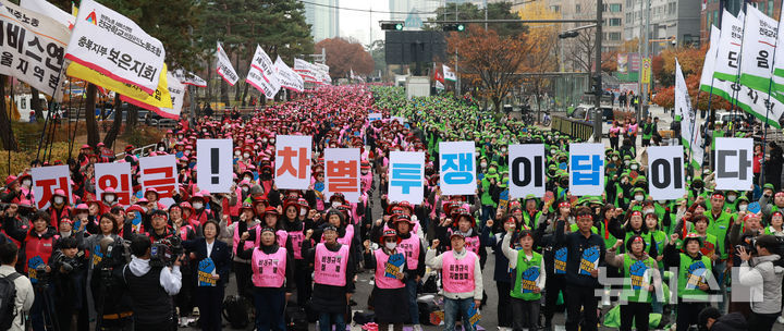 [서울=뉴시스] 고승민 기자 = 학교비정규직연대회의 등 노조원들이 20일 서울 여의도 국회 앞에서 열린 학교비정규직 노동자 1차 총파업대회에서 구호를 외치고 있다. 2025.11.20. kkssmm99@newsis.com