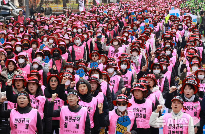 [서울=뉴시스] 고승민 기자 = 학교비정규직연대회의 등 노조원들이 20일 서울 여의도 국회 앞에서 열린 학교비정규직 노동자 1차 총파업대회에서 구호를 외치고 있다. 2025.11.20. kkssmm99@newsis.com
