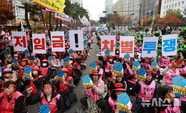 [서울=뉴시스] 고승민 기자 = 학교비정규직연대회의 등 노조원들이 20일 서울 여의도 국회 앞에서 열린 학교비정규직 노동자 1차 총파업대회에서 구호를 외치고 있다. 2025.11.20. kkssmm99@newsis.com