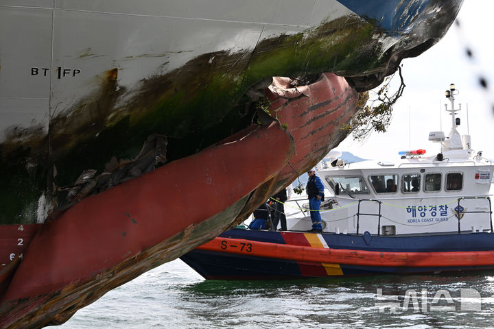 [목포=뉴시스] 이영주 기자 = 해경·국과수 합동감식반이 20일 오후 전남 목포시 삼학부두에 정박한 좌초 사고 여객선 퀸제누비아2호를 육안 조사하고 있다. 2025.11.20. leeyj2578@newsis.com