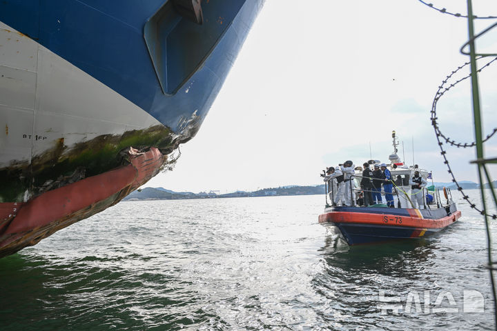 [목포=뉴시스] 이영주 기자 = 해경·국과수 합동감식반이 20일 오후 전남 목포시 삼학부두에 정박한 좌초 사고 여객선 퀸제누비아2호를 육안 조사하고 있다. 2025.11.20. leeyj2578@newsis.com