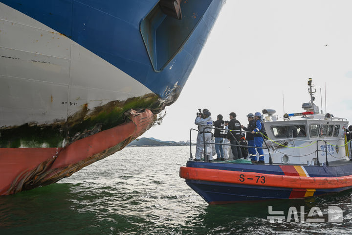 [목포=뉴시스] 이영주 기자 = 해경·국과수 합동감식반이 20일 오후 전남 목포시 삼학부두에 정박한 좌초 사고 여객선 퀸제누비아2호를 육안 조사하고 있다. 2025.11.20. leeyj2578@newsis.com