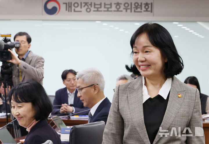 [서울=뉴시스] 김명원 기자 = 송경희 개인정보보호위원회 위원장이 20일 서울 종로구 정부서울청사에서 개인정보보호위원회(개인정보위) 제23회 위원회 전체회의에 참석해 발언하고 있다. 2025.11.20. kmx1105@newsis.com