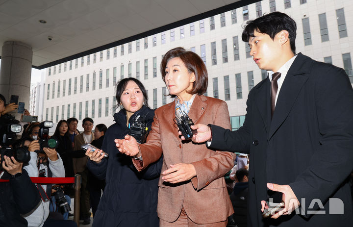 [서울=뉴시스] 황준선 기자 = 나경원 국민의힘 의원이 20일 오후 서울 양천구 서울남부지방법원에서 열린 국회 '패스트트랙 충돌' 사건 선고 기일에 출석하고 있다.&nbsp; 여야는 지난 2019년 4월 고위공직자범죄수사처 신설 법안과 연동형 비례대표제 도입 법안 등에 대한 패스트트랙(신속처리 안건) 지정 여부를 두고 물리적으로 충돌했고, 이 과정에서 나 의원과 황교안 전 국무총리 등은 국회 의사 진행을 방해한 혐의로 기소됐다. 2025.11.20. hwang@newsis.com