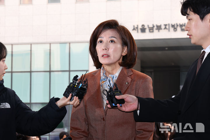 [서울=뉴시스] 황준선 기자 = 나경원 국민의힘 의원이 20일 오후 서울 양천구 서울남부지방법원에서 열린 국회 '패스트트랙 충돌' 사건 선고 기일에 출석하며 입장을 밝히고 있다.&nbsp; 여야는 지난 2019년 4월 고위공직자범죄수사처 신설 법안과 연동형 비례대표제 도입 법안 등에 대한 패스트트랙(신속처리 안건) 지정 여부를 두고 물리적으로 충돌했고, 이 과정에서 나 의원과 황교안 전 국무총리 등은 국회 의사 진행을 방해한 혐의로 기소됐다. 2025.11.20. hwang@newsis.com