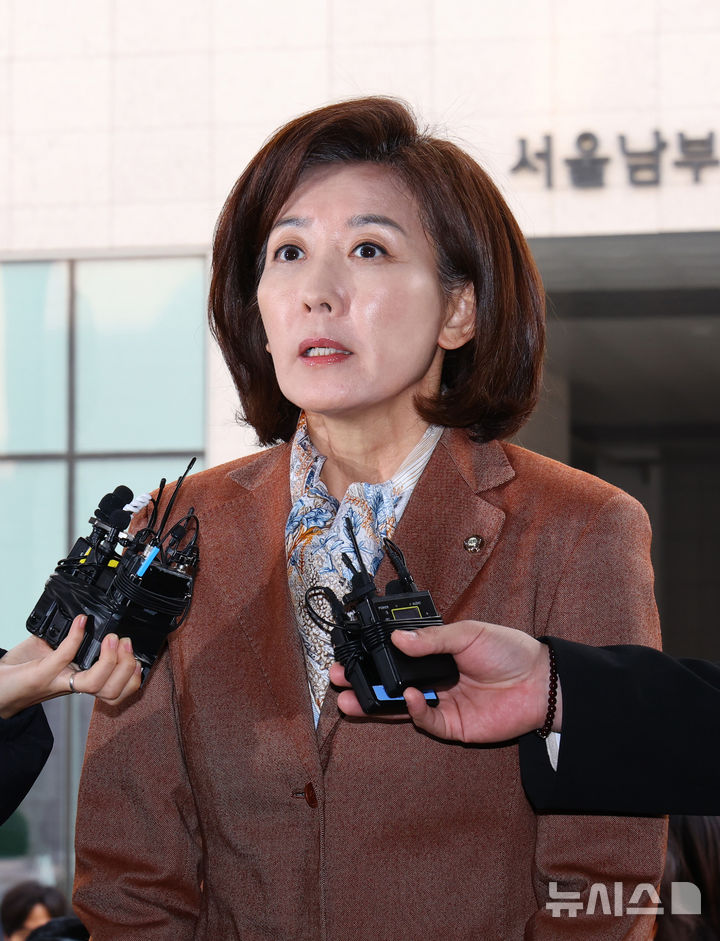 [서울=뉴시스] 황준선 기자 = 나경원 국민의힘 의원이 20일 오후 서울 양천구 서울남부지방법원에서 열린 국회 '패스트트랙 충돌' 사건 선고 기일에 출석하며 입장을 밝히고 있다.&nbsp; 여야는 지난 2019년 4월 고위공직자범죄수사처 신설 법안과 연동형 비례대표제 도입 법안 등에 대한 패스트트랙(신속처리 안건) 지정 여부를 두고 물리적으로 충돌했고, 이 과정에서 나 의원과 황교안 전 국무총리 등은 국회 의사 진행을 방해한 혐의로 기소됐다. 2025.11.20. hwang@newsis.com