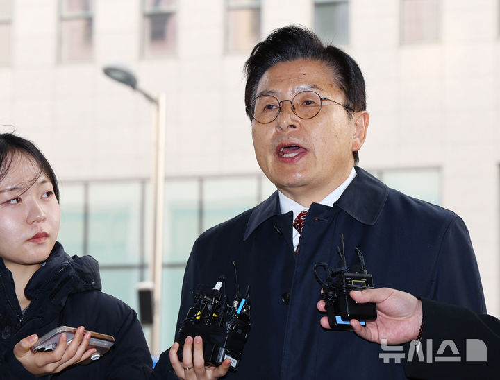 [서울=뉴시스] 황준선 기자 = 황교안 전 국무총리가 20일 오후 서울 양천구 서울남부지방법원에서 열린 국회 '패스트트랙 충돌' 사건 선고 기일에 출석하며 입장을 밝히고 있다.&nbsp; 여야는 지난 2019년 4월 고위공직자범죄수사처 신설 법안과 연동형 비례대표제 도입 법안 등에 대한 패스트트랙(신속처리 안건) 지정 여부를 두고 물리적으로 충돌했고, 이 과정에서 황 전 총리와 나경원 국민의힘 의원 등은 국회 의사 진행을 방해한 혐의로 기소됐다. 2025.11.20. hwang@newsis.com