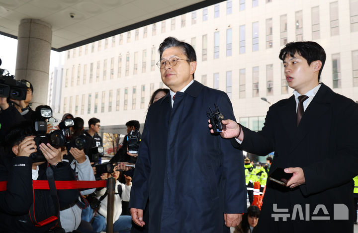 [서울=뉴시스] 황준선 기자 = 황교안 전 국무총리가 20일 오후 서울 양천구 서울남부지방법원에서 열린 국회 '패스트트랙 충돌' 사건 선고 기일에 출석하고 있다.&nbsp; 여야는 지난 2019년 4월 고위공직자범죄수사처 신설 법안과 연동형 비례대표제 도입 법안 등에 대한 패스트트랙(신속처리 안건) 지정 여부를 두고 물리적으로 충돌했고, 이 과정에서 황 전 총리와 나경원 국민의힘 의원 등은 국회 의사 진행을 방해한 혐의로 기소됐다. 2025.11.20. hwang@newsis.com