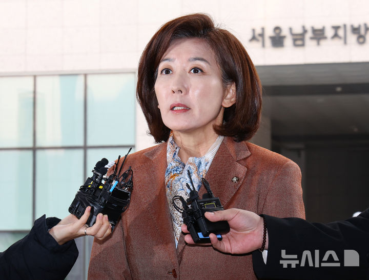 [서울=뉴시스] 황준선 기자 = 나경원 국민의힘 의원이 20일 오후 서울 양천구 서울남부지방법원에서 열린 국회 '패스트트랙 충돌' 사건 선고 기일에 출석하며 입장을 밝히고 있다. 여야는 지난 2019년 4월 고위공직자범죄수사처 신설 법안과 연동형 비례대표제 도입 법안 등에 대한 패스트트랙(신속처리 안건) 지정 여부를 두고 물리적으로 충돌했고, 이 과정에서 나 의원과 황교안 전 국무총리 등은 국회 의사 진행을 방해한 혐의로 기소됐다. 2025.11.20. hwang@newsis.com