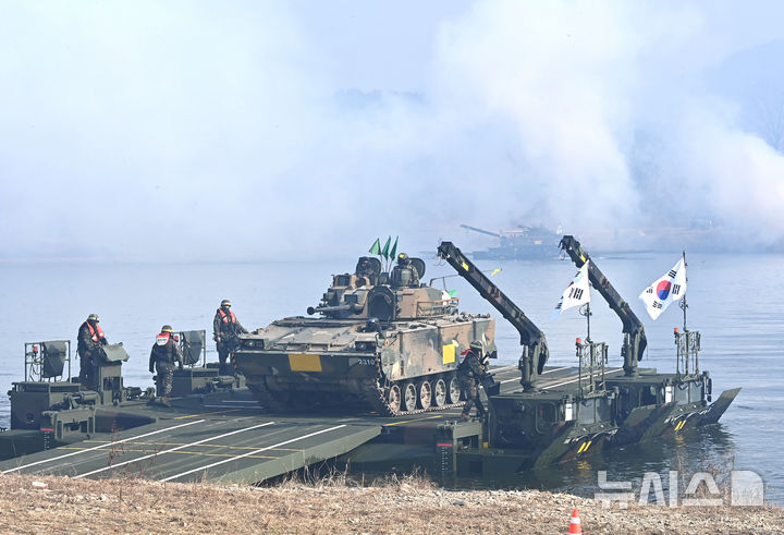 [여주=뉴시스] 김종택기자 = 한미연합 도하훈련이 실시된 20일 경기 여주시 연양동 남한강 일대에서 K21 장갑차가 연막을 뚫고 문교를 건너고 있다. 2025 호국훈련의 일환으로 실시된 이번 훈련에는 육군 제7공병여단과 11기동사단, 미2사단, 한미연합사단 등 800여 명이 참가했다. 2025.11.20. jtk@newsis.com
