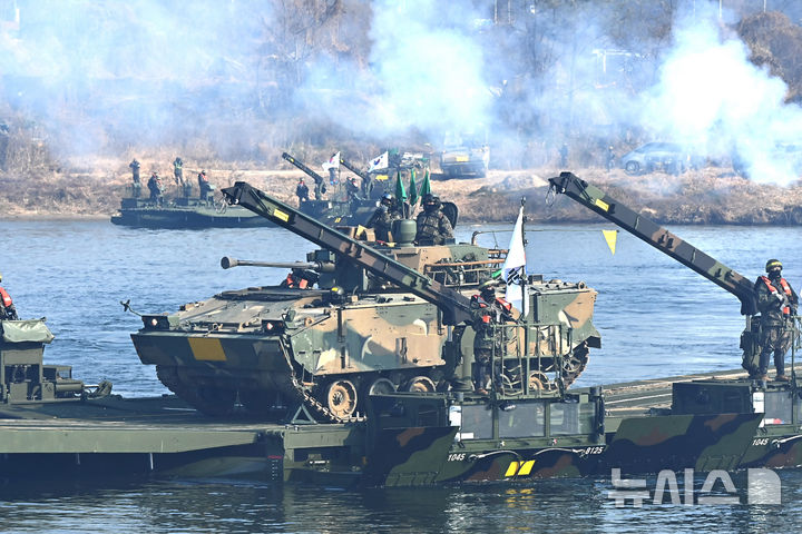 [여주=뉴시스] 김종택기자 = 한미연합 도하훈련이 실시된 20일 경기 여주시 연양동 남한강 일대에서 K21 장갑차가 연막을 뚫고 부교를 건너고 있다. 2025 호국훈련의 일환으로 실시된 이번 훈련에는 육군 제7공병여단과 11기동사단, 미2사단, 한미연합사단 등 800여 명이 참가했다. 2025.11.20. jtk@newsis.com