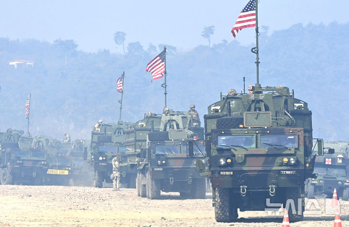 [여주=뉴시스] 김종택기자 = 한미연합 도하훈련이 실시된 20일 경기 여주시 연양동 남한강 일대에서 미군 장병들이 부교를 설치하기 위해 이동하고 있다.&nbsp; 2025 호국훈련의 일환으로 실시된 이번 훈련에는 육군 제7공병여단과 11기동사단, 미2사단, 한미연합사단 등 800여 명이 참가했다. 2025.11.20. jtk@newsis.com