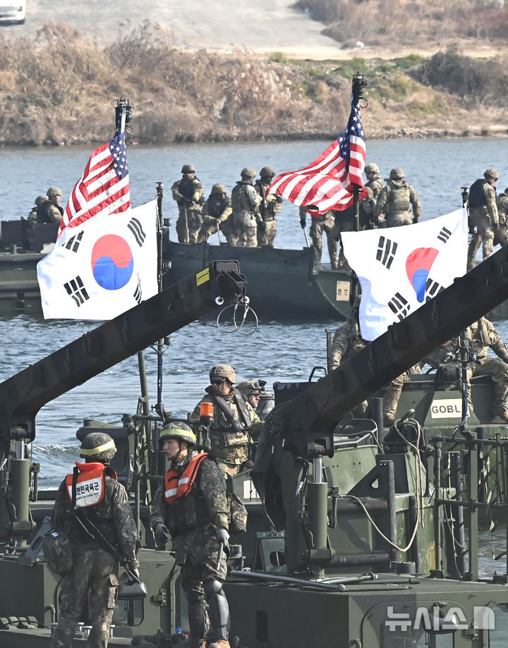 [여주=뉴시스] 김종택기자 = 한미연합 도하훈련이 실시된 20일 경기 여주시 연양동 남한강 일대에서 한미장병들이 부교를 설치하고 있다.&nbsp; 2025 호국훈련의 일환으로 실시된 이번 훈련에는 육군 제7공병여단과 11기동사단, 미2사단, 한미연합사단 등 800여 명이 참가했다. 2025.11.20. jtk@newsis.com