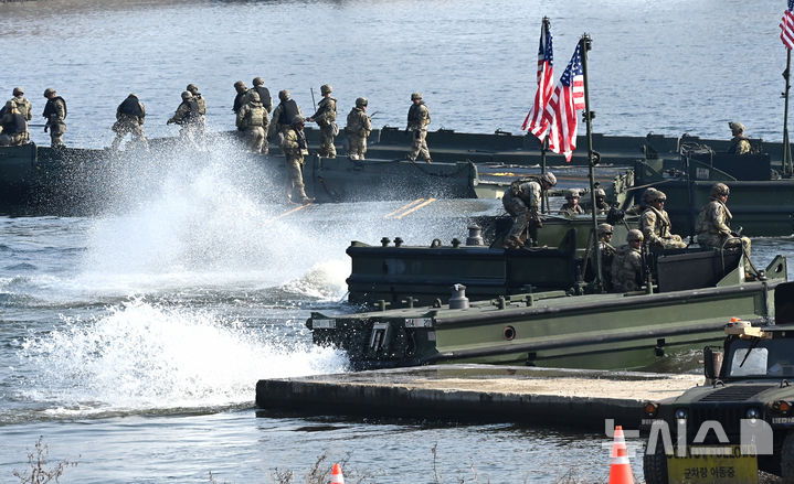 [여주=뉴시스] 김종택기자 = 한미연합 도하훈련이 실시된 20일 경기 여주시 연양동 남한강 일대에서 미군 장병들이 부교를 설치하고 있다.&nbsp; 2025 호국훈련의 일환으로 실시된 이번 훈련에는 육군 제7공병여단과 11기동사단, 미2사단, 한미연합사단 등 800여 명이 참가했다. 2025.11.20. jtk@newsis.com