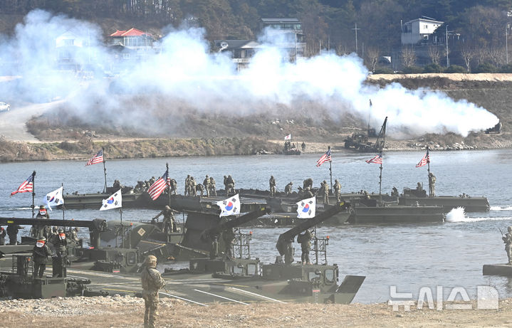 [여주=뉴시스] 김종택기자 = 한미연합 도하훈련이 실시된 20일 경기 여주시 연양동 남한강 일대에서 한미장병들이 부교를 설치하고 있다.&nbsp; 2025 호국훈련의 일환으로 실시된 이번 훈련에는 육군 제7공병여단과 11기동사단, 미2사단, 한미연합사단 등 800여 명이 참가했다. 2025.11.20. jtk@newsis.com