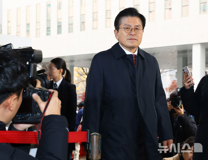 [서울=뉴시스] 황준선 기자 = 황교안 전 국무총리가 20일 오후 서울 양천구 서울남부지방법원에서 열린 국회 '패스트트랙 충돌' 사건 선고 기일에 출석하고 있다. 여야는 지난 2019년 4월 고위공직자범죄수사처 신설 법안과 연동형 비례대표제 도입 법안 등에 대한 패스트트랙(신속처리 안건) 지정 여부를 두고 물리적으로 충돌했고, 이 과정에서 황 전 총리와 나경원 국민의힘 의원 등은 국회 의사 진행을 방해한 혐의로 기소됐다. 2025.11.20. hwang@newsis.com